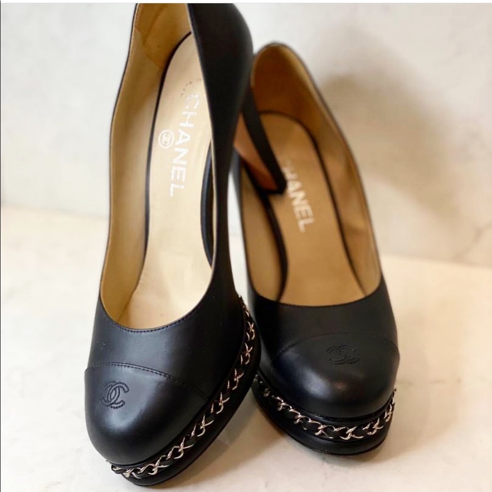 Chanel Calfskin leather pumps